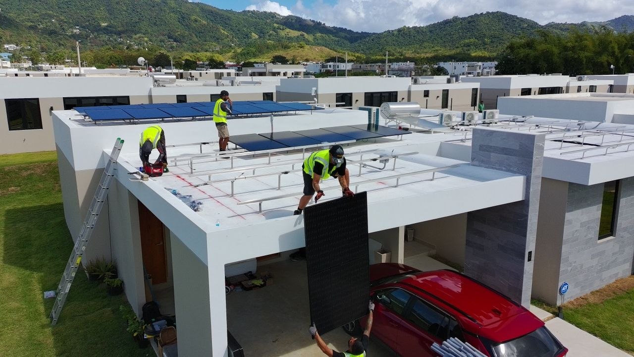 Equipo de instaladores trabajando en la instalación