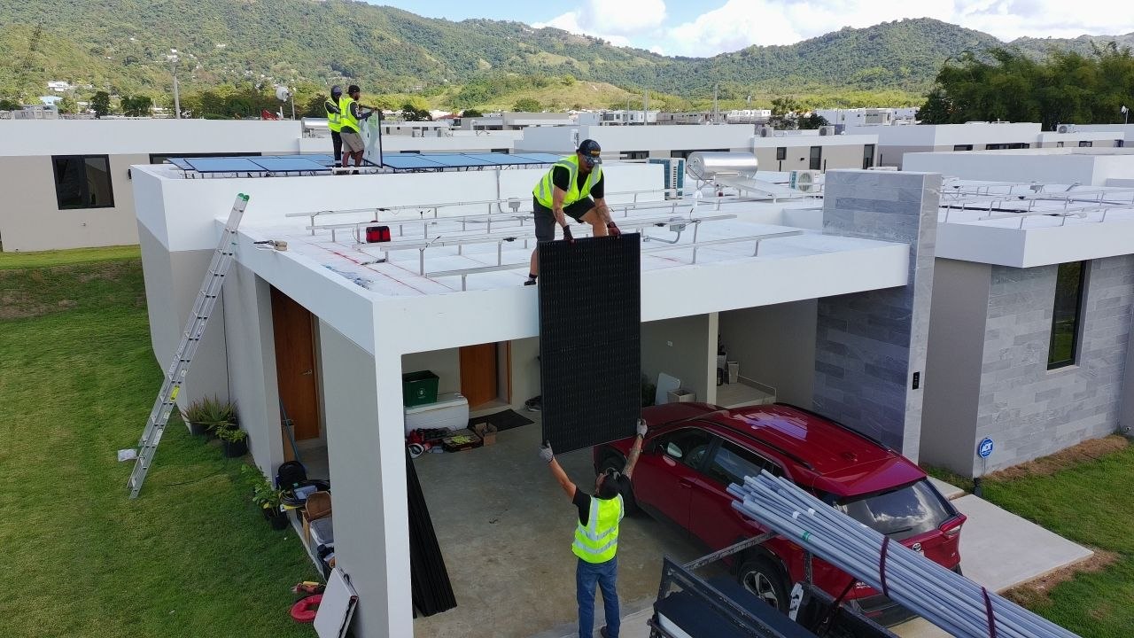 Instaladores de Better Solar Energy colocando paneles solares