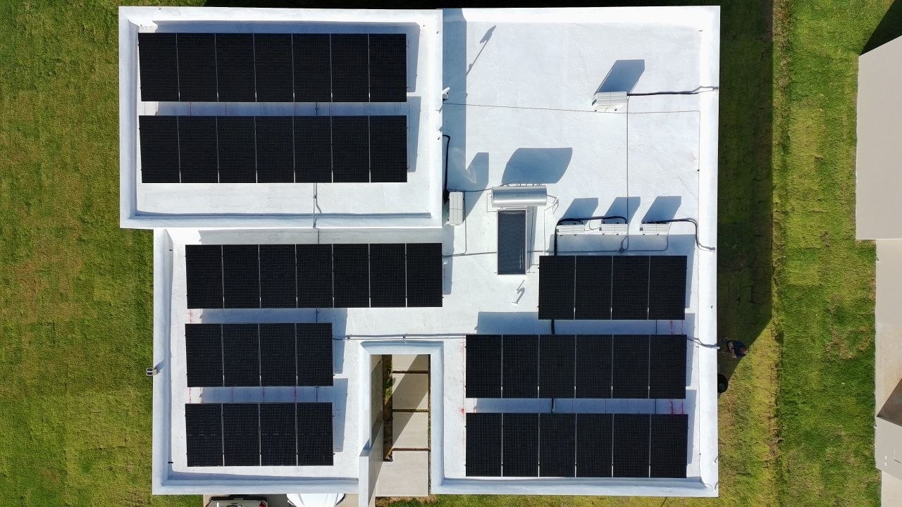 Vista aérea de instalación solar residencial en Gurabo por Better Solar Energy