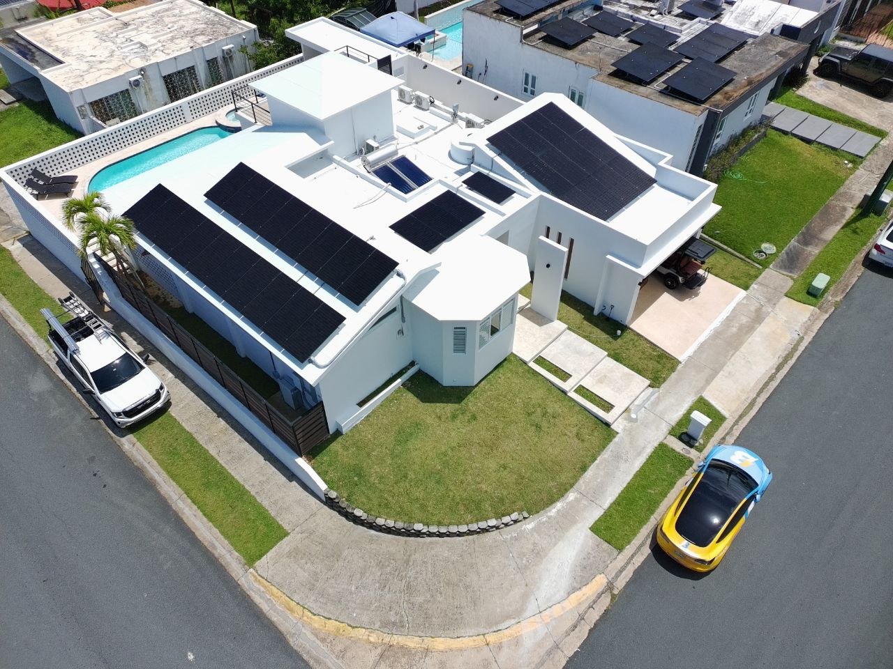 Instalación solar premium en Dorado - Vista aérea de casa moderna con panel solar